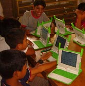 Children from Finca Buenos Aires with computers